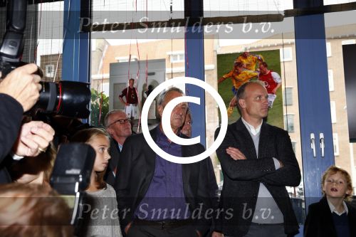 Amsterdam 18 oktober 2013
Presentatie boek Dennis Bergkamp. Johan Cruijff neemt het eerste boek in ontvangst.