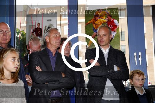 Amsterdam 18 oktober 2013
Presentatie boek Dennis Bergkamp. Johan Cruijff neemt het eerste boek in ontvangst.