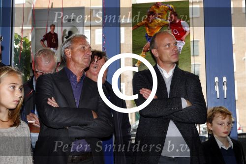 Amsterdam 18 oktober 2013
Presentatie boek Dennis Bergkamp. Johan Cruijff neemt het eerste boek in ontvangst.