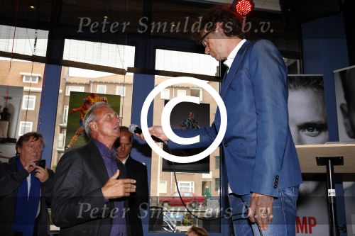 Amsterdam 18 oktober 2013
Presentatie boek Dennis Bergkamp. Johan Cruijff neemt het eerste boek in ontvangst.