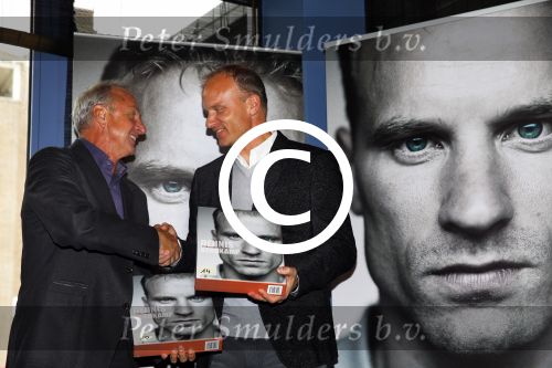 Amsterdam 18 oktober 2013
Presentatie boek Dennis Bergkamp. Johan Cruijff neemt het eerste boek in ontvangst.