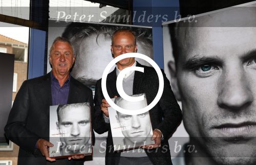 Amsterdam 18 oktober 2013
Presentatie boek Dennis Bergkamp. Johan Cruijff neemt het eerste boek in ontvangst.