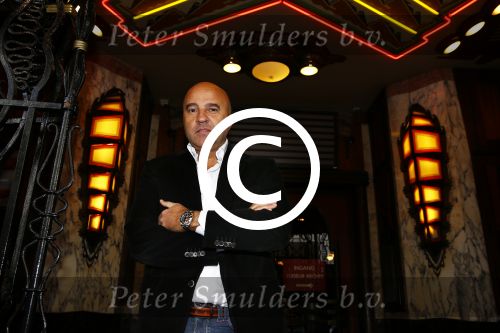 Amsterdam 30 oktober 2013
John v d Heuvel barbara Barend met dochter en kunstenaar Wim Heesakkers starten aktie voor het sterrenfonds in Tuschinski.