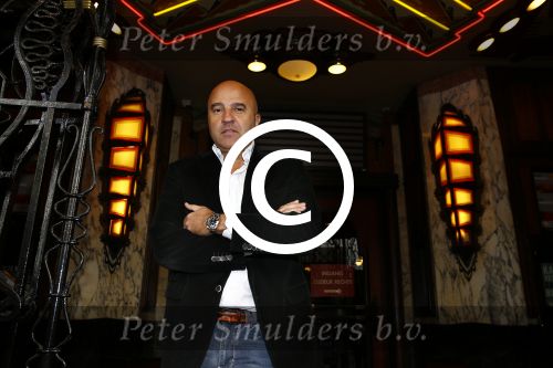 Amsterdam 30 oktober 2013
John v d Heuvel barbara Barend met dochter en kunstenaar Wim Heesakkers starten aktie voor het sterrenfonds in Tuschinski.