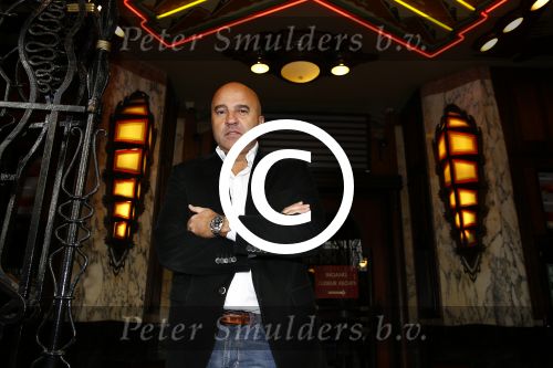 Amsterdam 30 oktober 2013
John v d Heuvel barbara Barend met dochter en kunstenaar Wim Heesakkers starten aktie voor het sterrenfonds in Tuschinski.