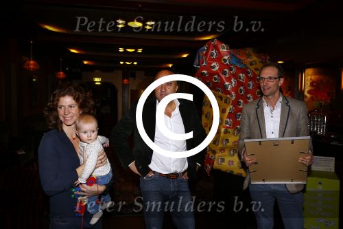 Amsterdam 30 oktober 2013
John v d Heuvel barbara Barend met dochter en kunstenaar Wim Heesakkers starten aktie voor het sterrenfonds in Tuschinski.