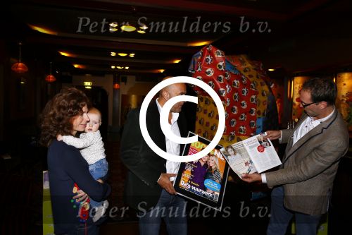 Amsterdam 30 oktober 2013
John v d Heuvel barbara Barend met dochter en kunstenaar Wim Heesakkers starten aktie voor het sterrenfonds in Tuschinski.