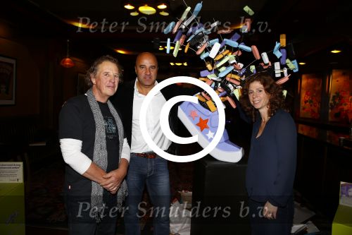 Amsterdam 30 oktober 2013
John v d Heuvel barbara Barend met dochter en kunstenaar Wim Heesakkers starten aktie voor het sterrenfonds in Tuschinski.