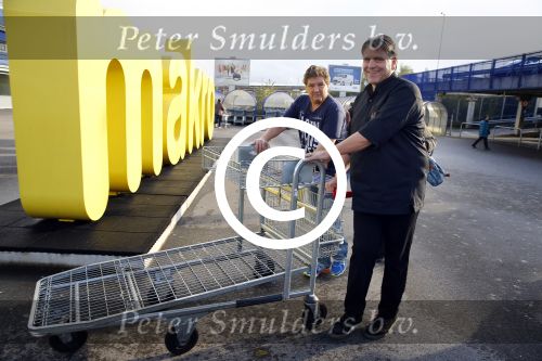 Amsterdam 29 oktober 2013
Rene Froger en Jonnie Boer mogen 4.5 minuten winkelen in de makro ( 4 jarig bestaan) en de waarde die ze winkelen krijgt de voedselbank in euro\'s uitgekeerd. Ze shopten 15 euro bij elkaar.