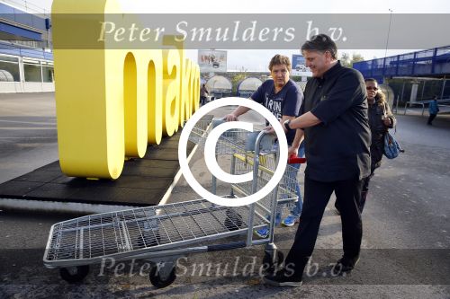 Amsterdam 29 oktober 2013
Rene Froger en Jonnie Boer mogen 4.5 minuten winkelen in de makro ( 4 jarig bestaan) en de waarde die ze winkelen krijgt de voedselbank in euro\'s uitgekeerd. Ze shopten 15 euro bij elkaar.
