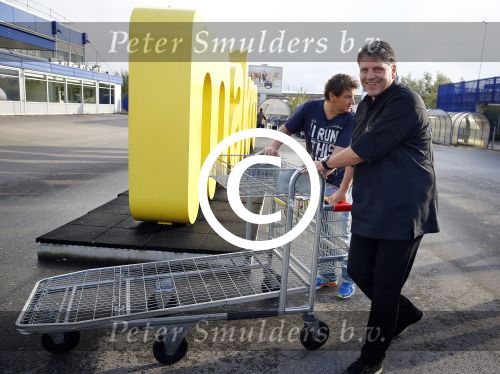 Amsterdam 29 oktober 2013
Rene Froger en Jonnie Boer mogen 4.5 minuten winkelen in de makro ( 4 jarig bestaan) en de waarde die ze winkelen krijgt de voedselbank in euro\'s uitgekeerd. Ze shopten 15 euro bij elkaar.