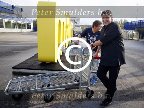 Amsterdam 29 oktober 2013
Rene Froger en Jonnie Boer mogen 4.5 minuten winkelen in de makro ( 4 jarig bestaan) en de waarde die ze winkelen krijgt de voedselbank in euro\'s uitgekeerd. Ze shopten 15 euro bij elkaar.