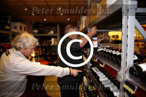 Amsterdam 29 oktober 2013
Rene Froger en Jonnie Boer mogen 4.5 minuten winkelen in de makro ( 4 jarig bestaan) en de waarde die ze winkelen krijgt de voedselbank in euro\'s uitgekeerd. Ze shopten 15 euro bij elkaar.