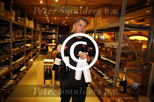 Amsterdam 29 oktober 2013
Rene Froger en Jonnie Boer mogen 4.5 minuten winkelen in de makro ( 4 jarig bestaan) en de waarde die ze winkelen krijgt de voedselbank in euro\'s uitgekeerd. Ze shopten 15 euro bij elkaar.