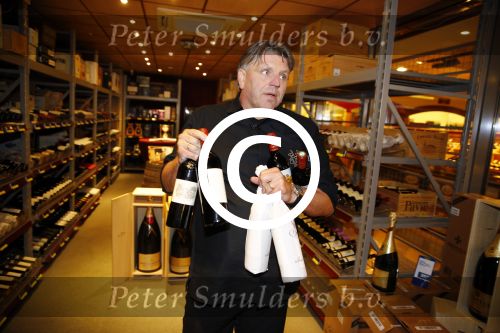 Amsterdam 29 oktober 2013
Rene Froger en Jonnie Boer mogen 4.5 minuten winkelen in de makro ( 4 jarig bestaan) en de waarde die ze winkelen krijgt de voedselbank in euro\'s uitgekeerd. Ze shopten 15 euro bij elkaar.