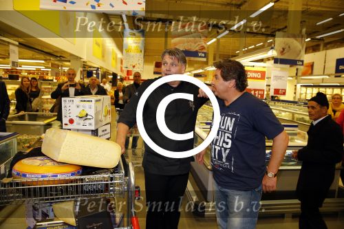 Amsterdam 29 oktober 2013
Rene Froger en Jonnie Boer mogen 4.5 minuten winkelen in de makro ( 4 jarig bestaan) en de waarde die ze winkelen krijgt de voedselbank in euro\'s uitgekeerd. Ze shopten 15 euro bij elkaar.
