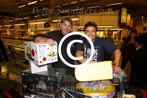 Amsterdam 29 oktober 2013
Rene Froger en Jonnie Boer mogen 4.5 minuten winkelen in de makro ( 4 jarig bestaan) en de waarde die ze winkelen krijgt de voedselbank in euro\'s uitgekeerd. Ze shopten 15 euro bij elkaar.