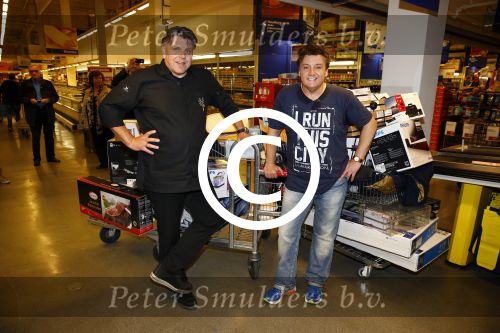 Amsterdam 29 oktober 2013
Rene Froger en Jonnie Boer mogen 4.5 minuten winkelen in de makro ( 4 jarig bestaan) en de waarde die ze winkelen krijgt de voedselbank in euro\'s uitgekeerd. Ze shopten 15 euro bij elkaar.