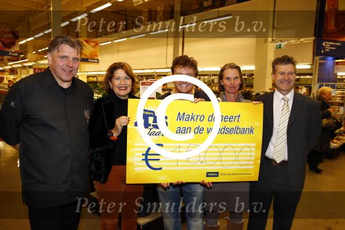 Amsterdam 29 oktober 2013
Rene Froger en Jonnie Boer mogen 4.5 minuten winkelen in de makro ( 4 jarig bestaan) en de waarde die ze winkelen krijgt de voedselbank in euro\'s uitgekeerd. Ze shopten 15 euro bij elkaar.