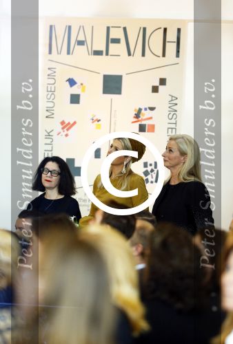 Amsterdam 18 oktober 2013
Koningin Maxima opent de expositie van Malevich in het stedelijk museum.