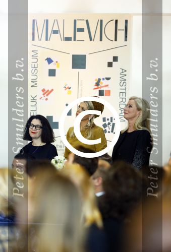 Amsterdam 18 oktober 2013
Koningin Maxima opent de expositie van Malevich in het stedelijk museum.