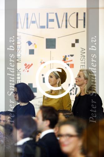 Amsterdam 18 oktober 2013
Koningin Maxima opent de expositie van Malevich in het stedelijk museum.