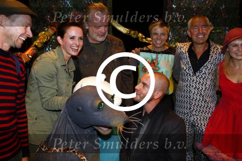 Den Haag 30 oktober 2013
Premiere Mr Finney in diligentia. Prinses Laurentien komt samen met haar kinderen Leonore Eloise en Claus Casimir. de cast met Dick Feld Eric Jan Flens Marie Claire Witlox en Femke Hermans. Jeroen v Konings brugge komt zijn vrouw feliciteren
