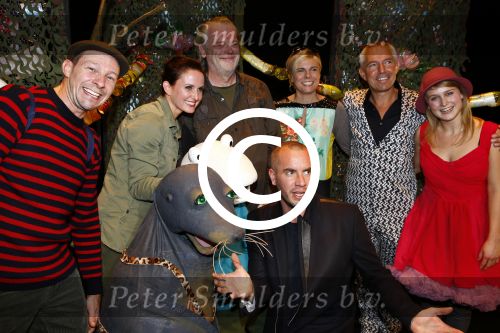 Den Haag 30 oktober 2013
Premiere Mr Finney in diligentia. Prinses Laurentien komt samen met haar kinderen Leonore Eloise en Claus Casimir. de cast met Dick Feld Eric Jan Flens Marie Claire Witlox en Femke Hermans. Jeroen v Konings brugge komt zijn vrouw feliciteren
