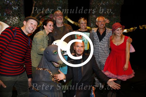Den Haag 30 oktober 2013
Premiere Mr Finney in diligentia. Prinses Laurentien komt samen met haar kinderen Leonore Eloise en Claus Casimir. de cast met Dick Feld Eric Jan Flens Marie Claire Witlox en Femke Hermans. Jeroen v Konings brugge komt zijn vrouw feliciteren
