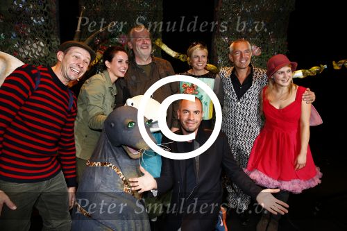 Den Haag 30 oktober 2013
Premiere Mr Finney in diligentia. Prinses Laurentien komt samen met haar kinderen Leonore Eloise en Claus Casimir. de cast met Dick Feld Eric Jan Flens Marie Claire Witlox en Femke Hermans. Jeroen v Konings brugge komt zijn vrouw feliciteren
