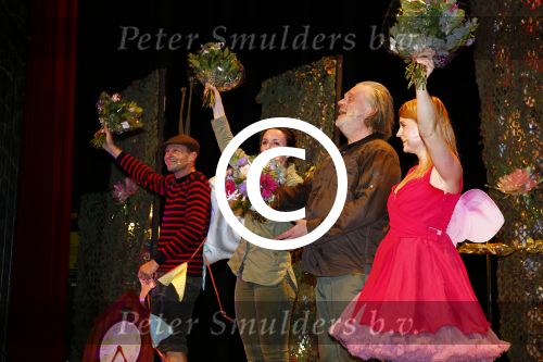 Den Haag 30 oktober 2013
Premiere Mr Finney in diligentia. Prinses Laurentien komt samen met haar kinderen Leonore Eloise en Claus Casimir. de cast met Dick Feld Eric Jan Flens Marie Claire Witlox en Femke Hermans. Jeroen v Konings brugge komt zijn vrouw feliciteren
