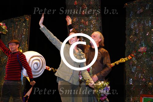 Den Haag 30 oktober 2013
Premiere Mr Finney in diligentia. Prinses Laurentien komt samen met haar kinderen Leonore Eloise en Claus Casimir. de cast met Dick Feld Eric Jan Flens Marie Claire Witlox en Femke Hermans. Jeroen v Konings brugge komt zijn vrouw feliciteren