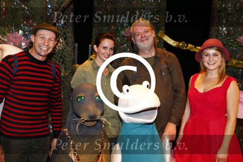 Den Haag 30 oktober 2013
Premiere Mr Finney in diligentia. Prinses Laurentien komt samen met haar kinderen Leonore Eloise en Claus Casimir. de cast met Dick Feld Eric Jan Flens Marie Claire Witlox en Femke Hermans. Jeroen v Konings brugge komt zijn vrouw feliciteren