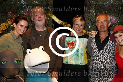 Den Haag 30 oktober 2013
Premiere Mr Finney in diligentia. Prinses Laurentien komt samen met haar kinderen Leonore Eloise en Claus Casimir. de cast met Dick Feld Eric Jan Flens Marie Claire Witlox en Femke Hermans. Jeroen v Konings brugge komt zijn vrouw feliciteren