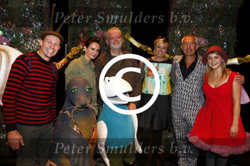 Den Haag 30 oktober 2013
Premiere Mr Finney in diligentia. Prinses Laurentien komt samen met haar kinderen Leonore Eloise en Claus Casimir. de cast met Dick Feld Eric Jan Flens Marie Claire Witlox en Femke Hermans. Jeroen v Konings brugge komt zijn vrouw feliciteren