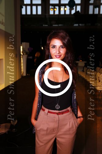 Amsterdam 14 oktober 2013
Jort Kelder en Lauren Verster presenteren de Marie Claire starters award. Maryam Hassouni