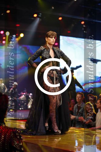 Hilversum 21 oktober 2013
Anouk Smulders presenteert de finale van Hollands next top model HNTM in studio 21 . de finalisten zijn Bo Anke Nikki en Delorian. Nikki wordt uiteindelijk HNTM.