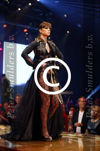 Hilversum 21 oktober 2013
Anouk Smulders presenteert de finale van Hollands next top model HNTM in studio 21 . de finalisten zijn Bo Anke Nikki en Delorian. Nikki wordt uiteindelijk HNTM.