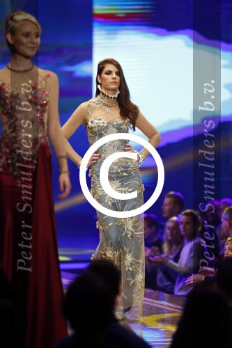 Hilversum 21 oktober 2013
Anouk Smulders presenteert de finale van Hollands next top model HNTM in studio 21 . de finalisten zijn Bo Anke Nikki en Delorian. Nikki wordt uiteindelijk HNTM.