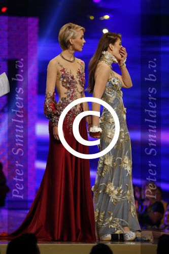 Hilversum 21 oktober 2013
Anouk Smulders presenteert de finale van Hollands next top model HNTM in studio 21 . de finalisten zijn Bo Anke Nikki en Delorian. Nikki wordt uiteindelijk HNTM.