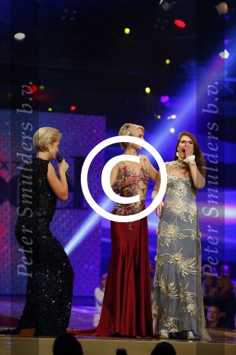 Hilversum 21 oktober 2013
Anouk Smulders presenteert de finale van Hollands next top model HNTM in studio 21 . de finalisten zijn Bo Anke Nikki en Delorian. Nikki wordt uiteindelijk HNTM.
