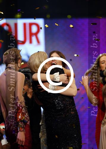 Hilversum 21 oktober 2013
Anouk Smulders presenteert de finale van Hollands next top model HNTM in studio 21 . de finalisten zijn Bo Anke Nikki en Delorian. Nikki wordt uiteindelijk HNTM.