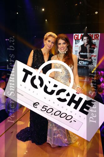 Hilversum 21 oktober 2013
Anouk Smulders presenteert de finale van Hollands next top model HNTM in studio 21 . de finalisten zijn Bo Anke Nikki en Delorian. Nikki wordt uiteindelijk HNTM.
