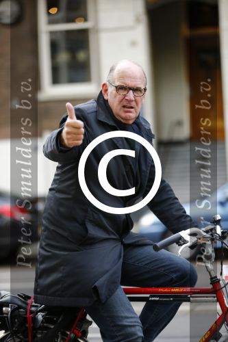 Amsterdam 17 oktober 2013
Nieuwslezer Philip Freriks op de fiets in Amsterdam