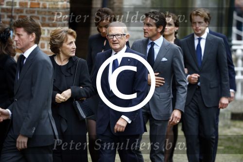 Delft 2 november 2013
Herdenkingsdienst voor prins Friso in de grote kerk in Delft.
Pieter v Vollenhoven met Prins Margriet en enkele kinderen