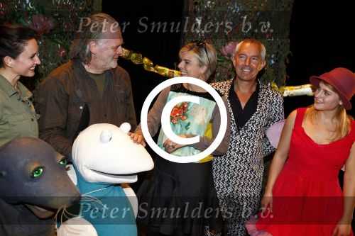 Den Haag 30 oktober 2013
Premiere Mr Finney in diligentia. Prinses Laurentien komt samen met haar kinderen Leonore Eloise en Claus Casimir. de cast met Dick Feld Eric Jan Flens Marie Claire Witlox en Femke Hermans. Jeroen v Konings brugge komt zijn vrouw feliciteren