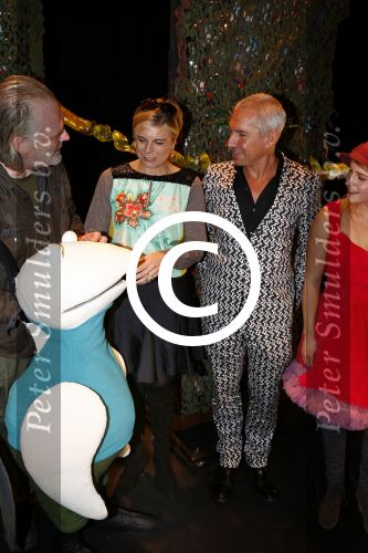 Den Haag 30 oktober 2013
Premiere Mr Finney in diligentia. Prinses Laurentien komt samen met haar kinderen Leonore Eloise en Claus Casimir. de cast met Dick Feld Eric Jan Flens Marie Claire Witlox en Femke Hermans. Jeroen v Konings brugge komt zijn vrouw feliciteren