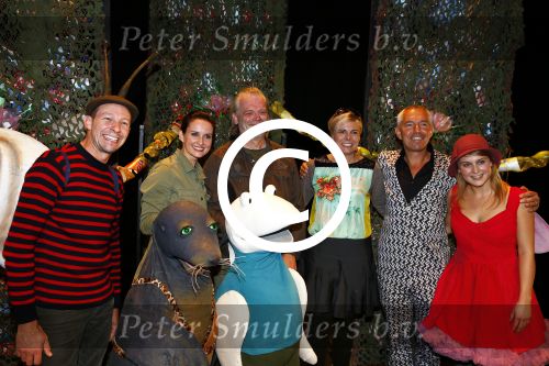 Den Haag 30 oktober 2013
Premiere Mr Finney in diligentia. Prinses Laurentien komt samen met haar kinderen Leonore Eloise en Claus Casimir. de cast met Dick Feld Eric Jan Flens Marie Claire Witlox en Femke Hermans. Jeroen v Konings brugge komt zijn vrouw feliciteren