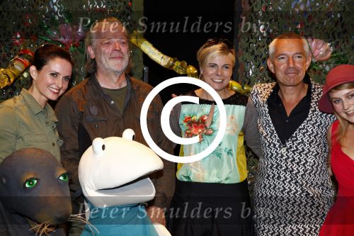 Den Haag 30 oktober 2013
Premiere Mr Finney in diligentia. Prinses Laurentien komt samen met haar kinderen Leonore Eloise en Claus Casimir. de cast met Dick Feld Eric Jan Flens Marie Claire Witlox en Femke Hermans. Jeroen v Konings brugge komt zijn vrouw feliciteren