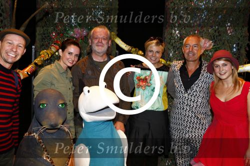 Den Haag 30 oktober 2013
Premiere Mr Finney in diligentia. Prinses Laurentien komt samen met haar kinderen Leonore Eloise en Claus Casimir. de cast met Dick Feld Eric Jan Flens Marie Claire Witlox en Femke Hermans. Jeroen v Konings brugge komt zijn vrouw feliciteren